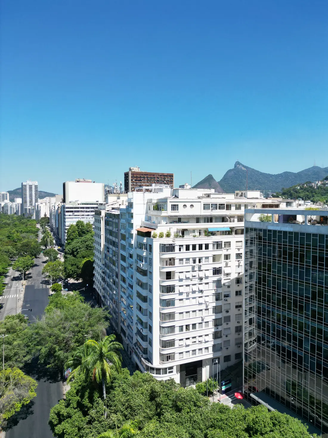 Edifício Columbia visto do alto, com o parque do Aterro do Flamengo ao redor