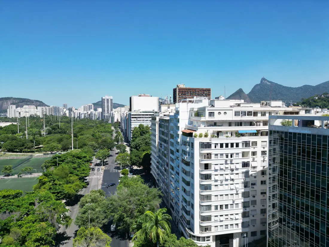 Vista aérea do Aterro do Flamengo, com o parque arborizado e a avenida em frente ao edifício