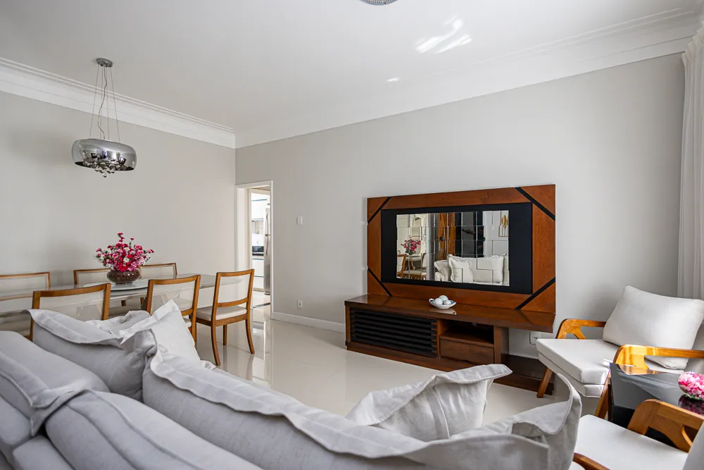 Sala de estar ampla e reformada do apartamento na Praia do Flamengo