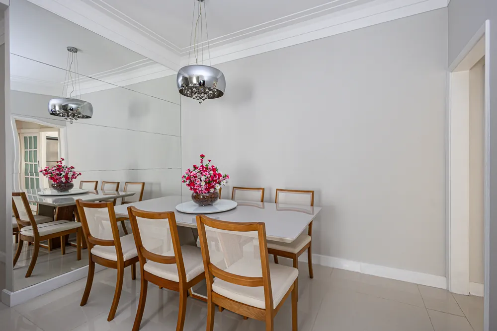 Sala de jantar com mesa para oito