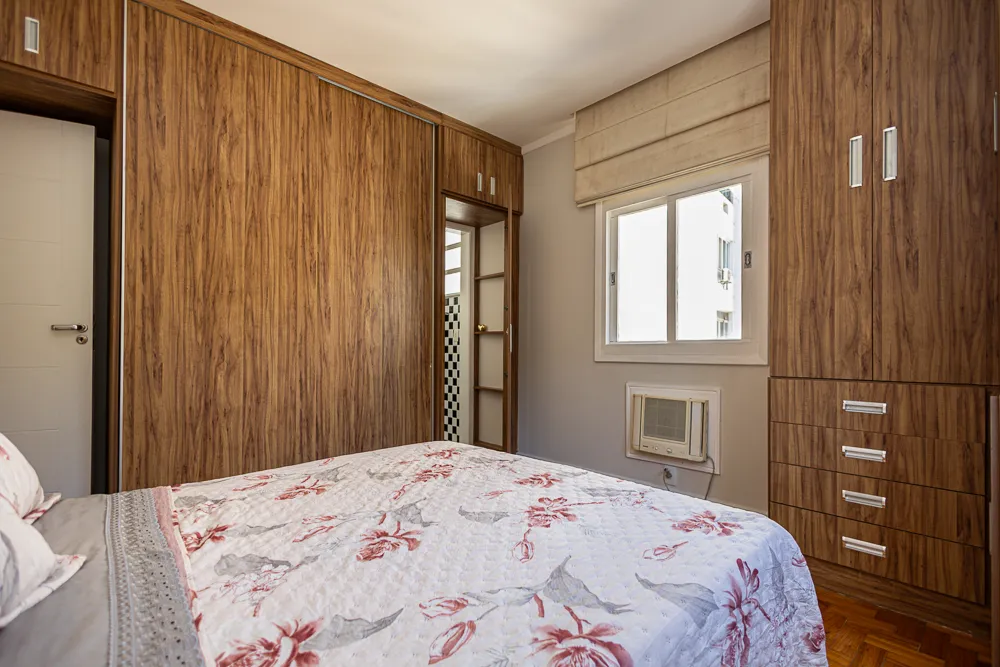 Quarto com amplo armário de madeira