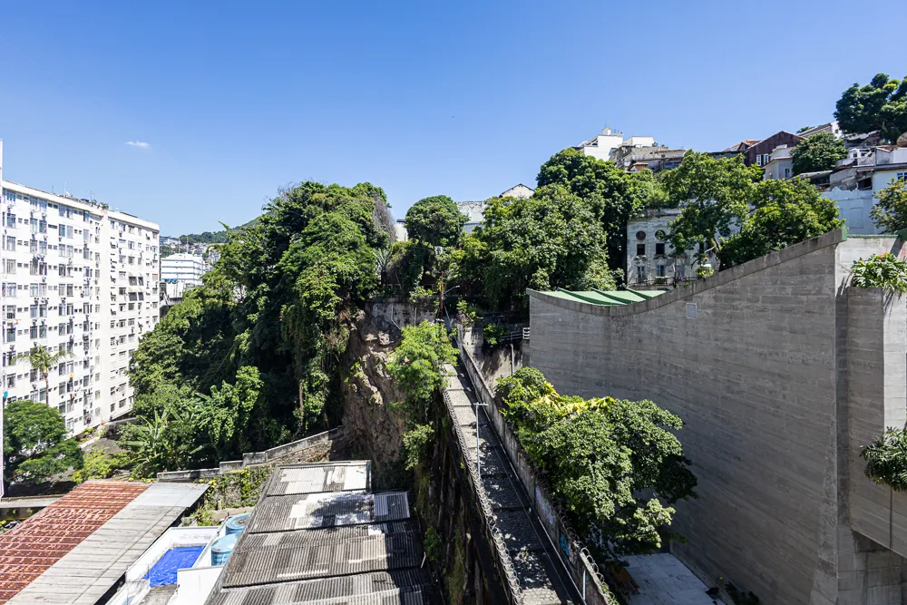 Vista lateral da janela: o verde da encosta