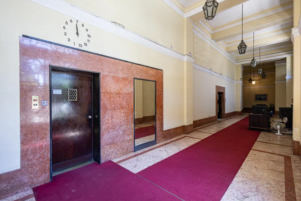 Hall de entrada art déco, com lustres e mármore originais